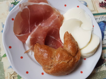 domácí rohlíky s parenicou a prošutem