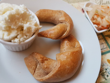 domácí rohlíky s lučinou s brynzou a picles