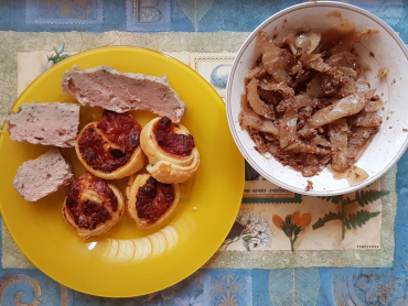 šnečci z listového těsta, domácá sekaná z krůtího masa, dušené zelí