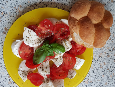mozarella, rajčata, olivový olej, bazalka, sůl, houska
