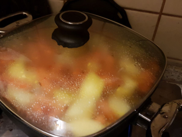 přikrejeme pokličkou a dusíme