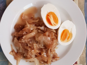 vajíčka s dušeným zelím a umeoctem