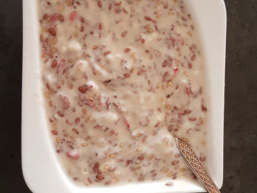 koktejl se semínky a jogurtem