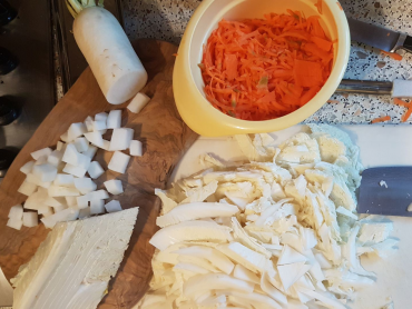 nastrouhaná mrkev, daikon na kostičky a nakrájené čínské zelí
