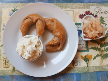 picles, domácí rohlíky a směs brinzy s lučinou