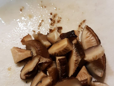 namočené shitake nakrájíme, tvrdé středy 