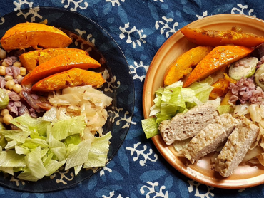 na nevegatariánském talíři je sekaná z krůtího masa, ječné vločky, zelenina a pečená dýně