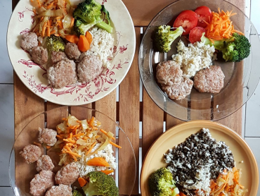 masové placičky z hovězího masa (na nevegetariánských talířích)